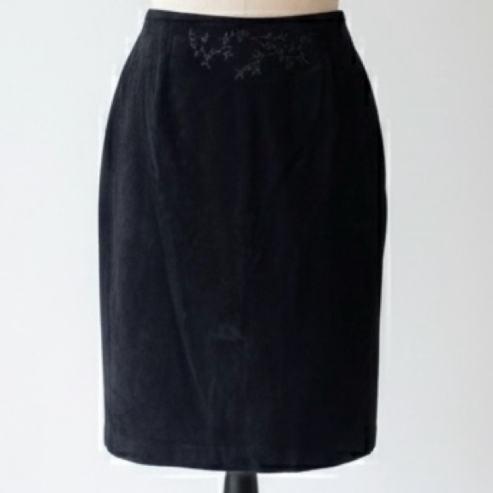 Danier| Black Embroidered Suede Leather Knee Length Pencil Skirt Back Slit Sz 8